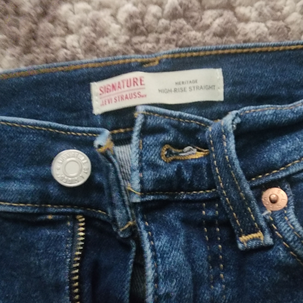 Levis High Rise Straight Leg - Picture 2 of 5